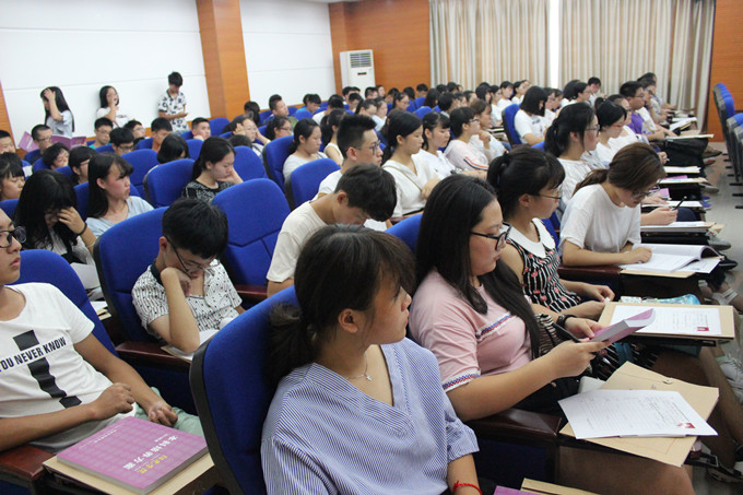 参加会议的16级新生_副本.jpg