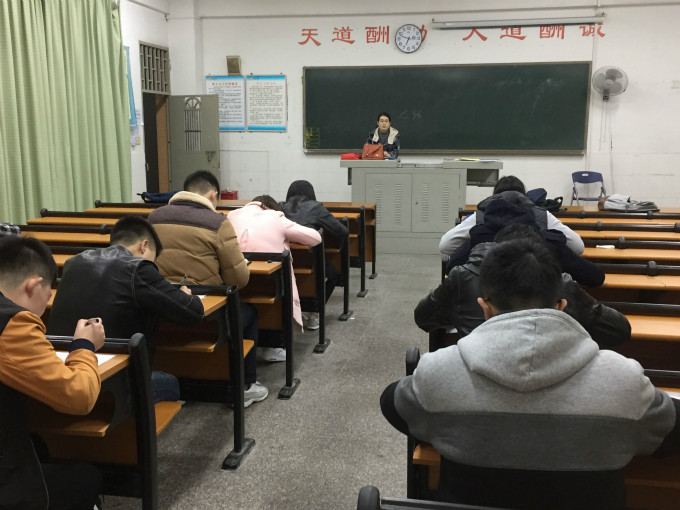 法律系补考考场1.jpg