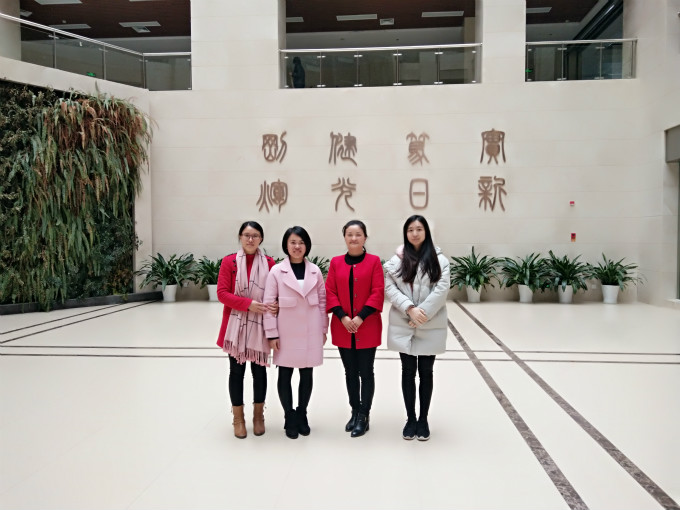 老师与校友合影.jpg
