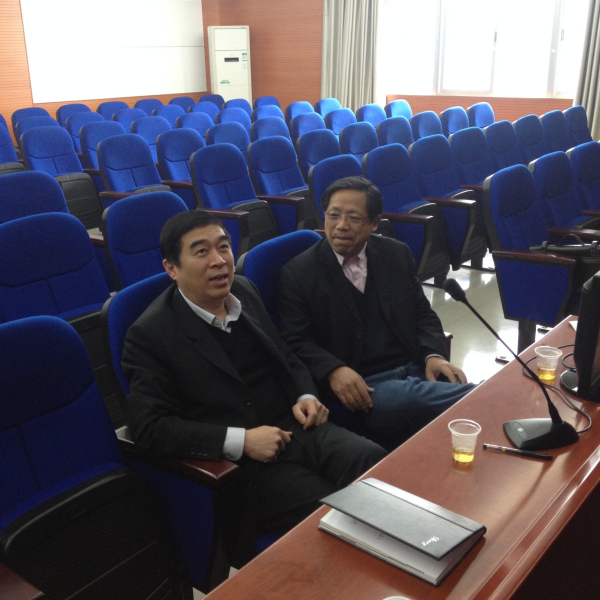 系主任林发新和福州市司法局副局长林松交谈中.jpg
