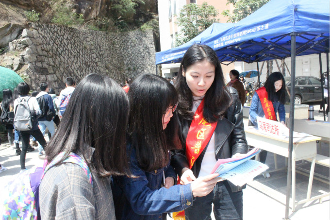 志愿者为同学讲解安全知识_meitu_6.jpg