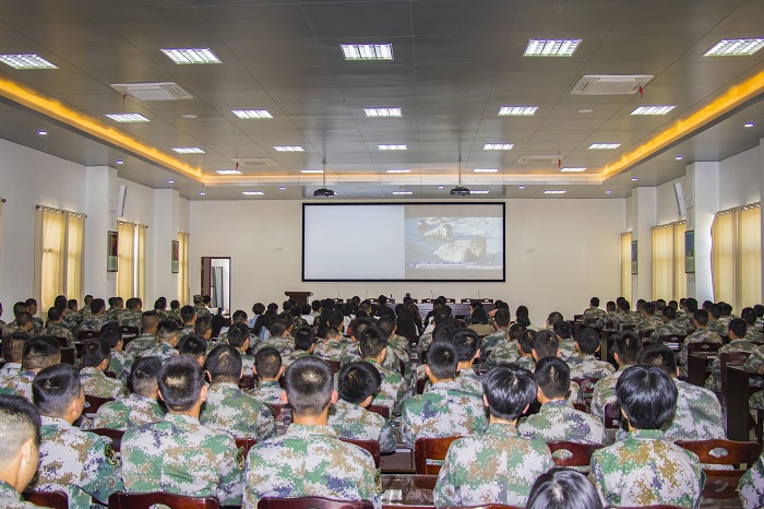 0419投稿照片-法律系-“戎光共笔，军民携手”——阳光法律学子走进军营为官兵授课3.jpg