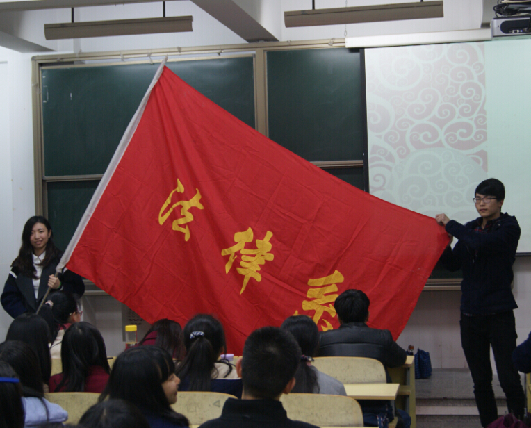 法律系分团委书记与学生会主席共举系旗.jpg