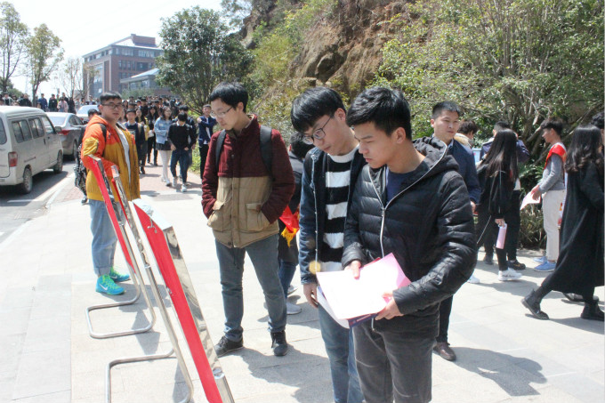 同学们驻足活动现场_meitu_7.jpg