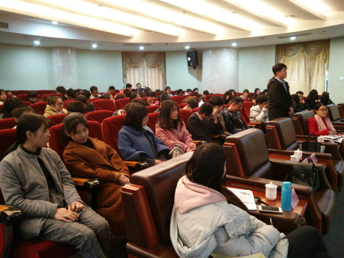 大一学子与学姐互动.jpg
