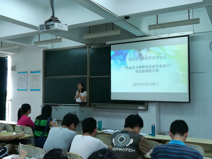 教研室主任吴菲老师为学生讲解毕业设计要求 (2)_meitu_10.jpg