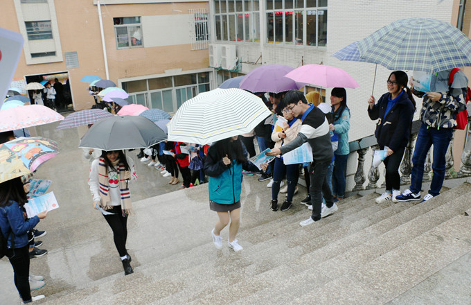 向同学发传单_副本.jpg