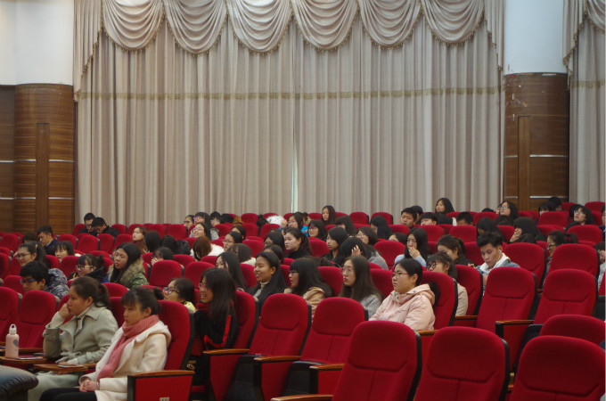 同学们认真听讲.jpg