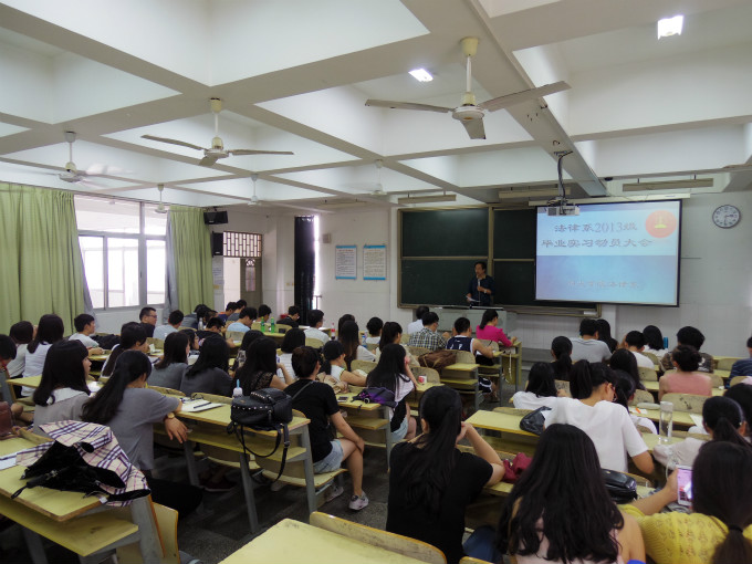 2013级毕业生认真聆听 (2)_meitu_14.jpg