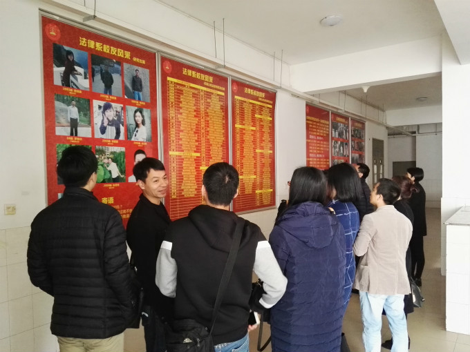 校友们参观法律系光荣榜_meitu_2.jpg