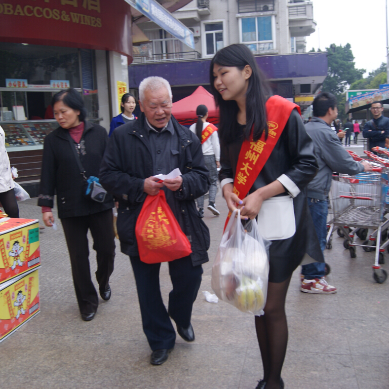 帮忙提菜.jpg