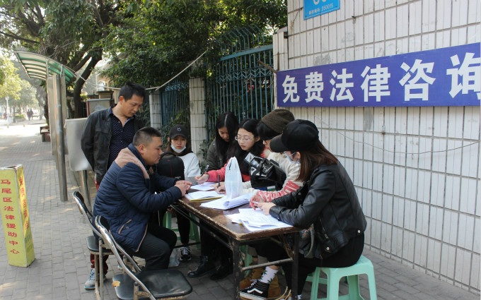 志愿者们与民众探讨案情_meitu_3.jpg