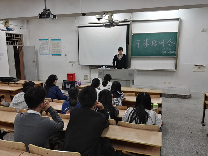 罗晓伟同学给干事们讲解PS操作_副本.jpg