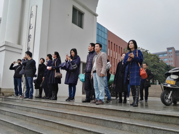 校友们参观标志性建筑南大门_meitu_3.jpg