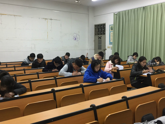 法律系补考考场2.jpg