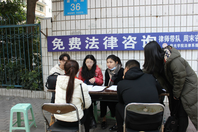 志愿者们倾听民众所说案情_meitu_5.jpg