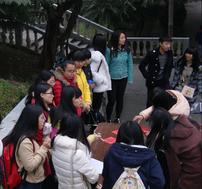 前来登记修椅子的同学们.jpg