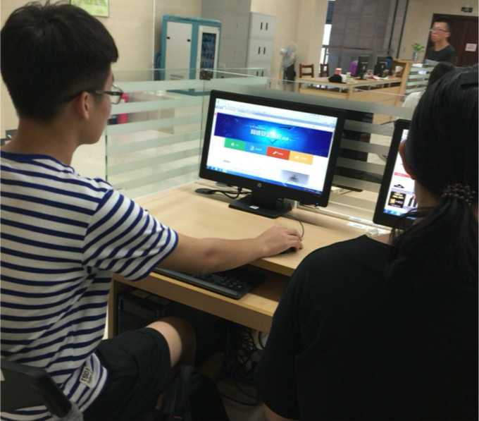 学生在进行网络安全知识竞赛_meitu_3.jpg