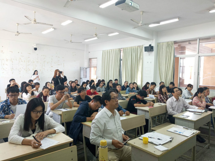 老师和学生干部认真聆听_meitu_4.jpg
