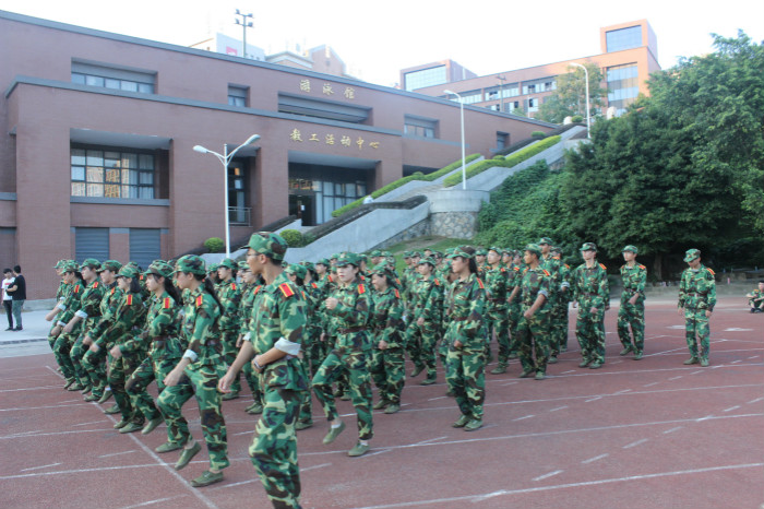 新生们认真学习动作_meitu_2.jpg