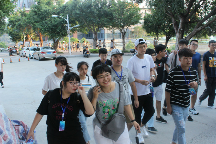 学生干部带领新生游园_meitu_1.jpg