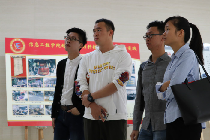 老师参观法律系成果展示_meitu_4.jpg