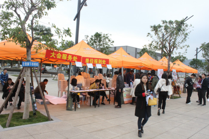 招聘会现场_meitu_12.jpg
