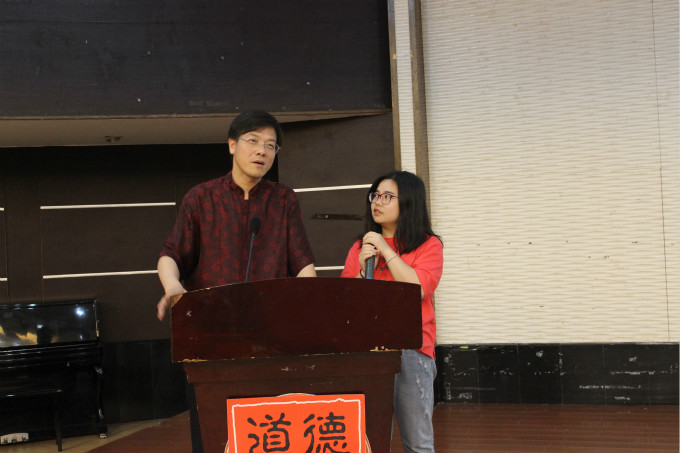 孔海钦老师和同学互动_meitu_3.jpg
